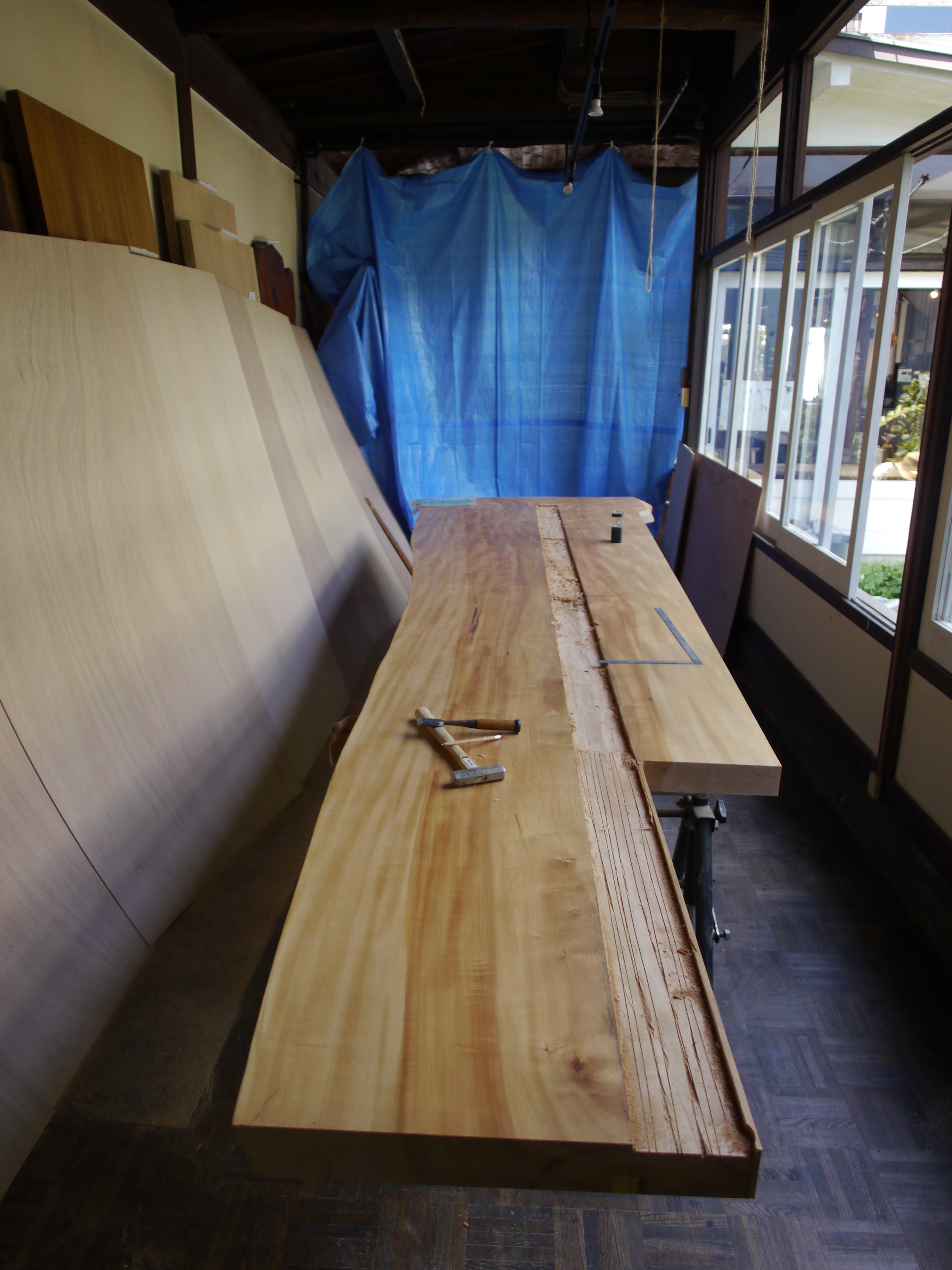 一枚板テーブル ４mの栃カウンター材の行方_② | 松葉屋家具店 公式ブログ