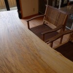 ぐうっと曲がった栃の一枚板テーブルを納品しました。