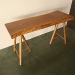 小ぶりなケヤキの一枚板で、小机を作りました。