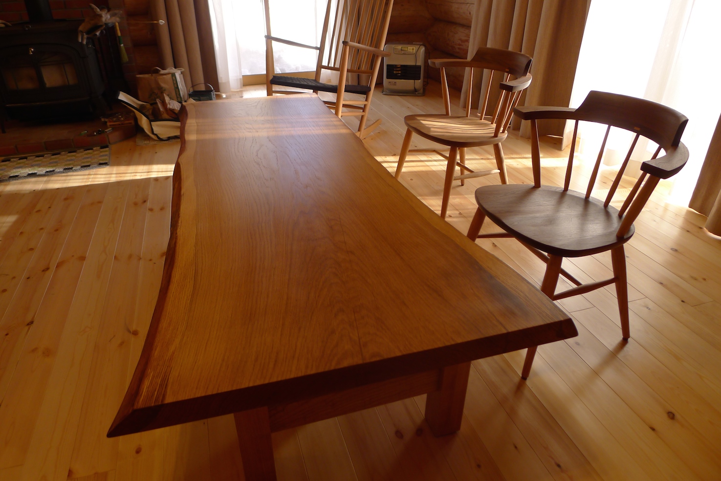 松葉屋　楢のテーブルと気持の良い椅子
