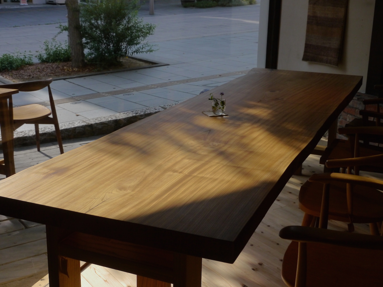 欅の大きな一枚板テーブルをお届けしました。 | 松葉屋家具店 公式ブログ