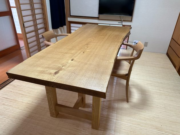 松葉屋家具店　栗の一枚板テーブル