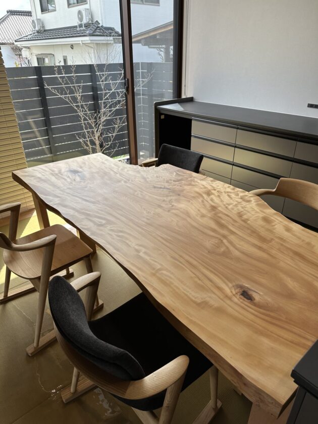 松葉屋家具店　一枚板　ダイニングテーブル　栃