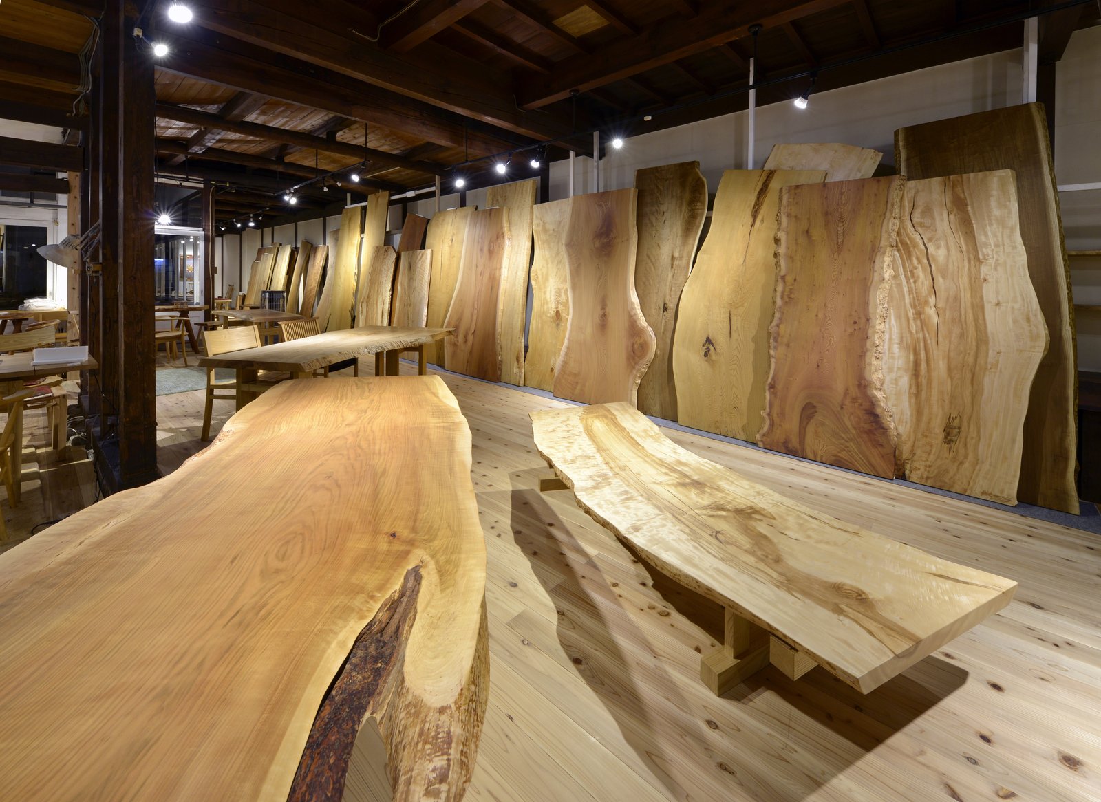 一枚板がずらりと並ぶ展示会場