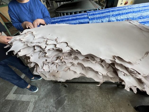 鞣しあがった鹿革が積み上げられているところ