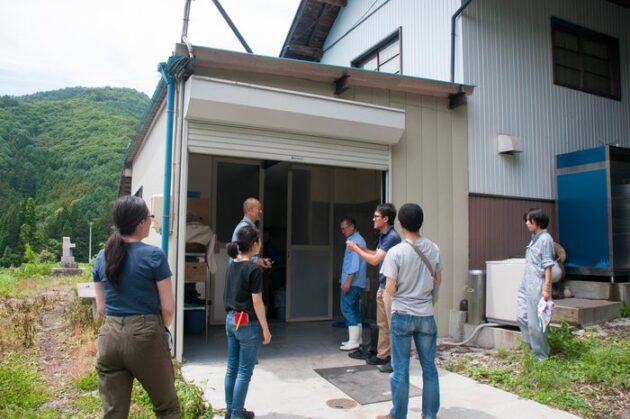 長野県上高井郡高山村の食肉処理場の前に立つ人たち