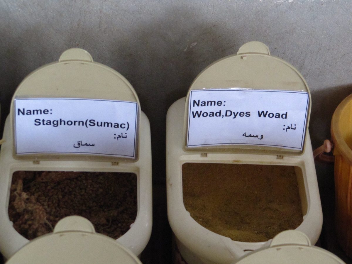 「Staghorn(Sumac)」「Woad」と書かれた容器に入った染料